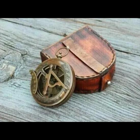 Винтажный морской компас с кнопкой, солнечные часы, компас с кожаной коробкой
Винтажный морской компас с кнопкой, солнечные часы, компас с кожаной коробкой