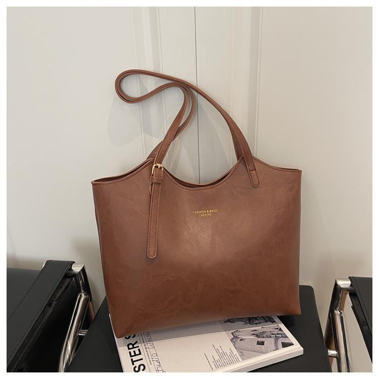 New Vintage Large Capacity Tote Bags for Women Fashiable and Versatile Shoulder Bags for Women Casual and Simple Commuting Bag
New Vintage Large Capacity Tote Bags for Women Fashiable and Versatile Shoulder Bags for Women Casual and Simple Commuting Bag