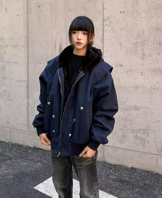 High-Quality Snow Leopard Fur Collar Hooded Cotton Jacket for Men and Women - Winter Short, Thick, Warm Coat 2X Large темно-синього кольору
High-Quality Snow Leopard Fur Collar Hooded Cotton Jacket for Men and Women - Winter Short, Thick, Warm Coat 2X Large темно-синього кольору