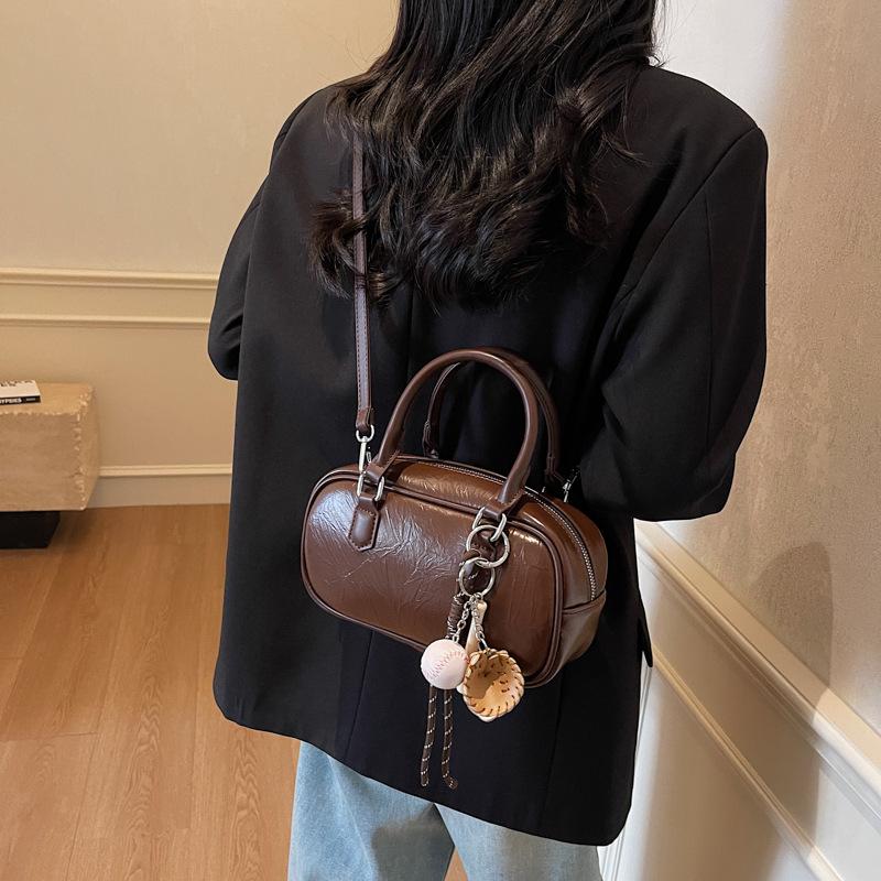 Niche retro small bag women s spring new fashionable underarm bag fashionable texture shoulder bag with pendant темно-коричневого кольору
Niche retro small bag women s spring new fashionable underarm bag fashionable texture shoulder bag with pendant темно-коричневого кольору