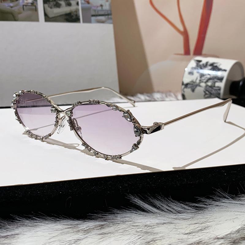 Elegant Diamond-Studded Oval Sunglasses for Men & Women - Fashionable Street Style
Elegant Diamond-Studded Oval Sunglasses for Men & Women - Fashionable Street Style