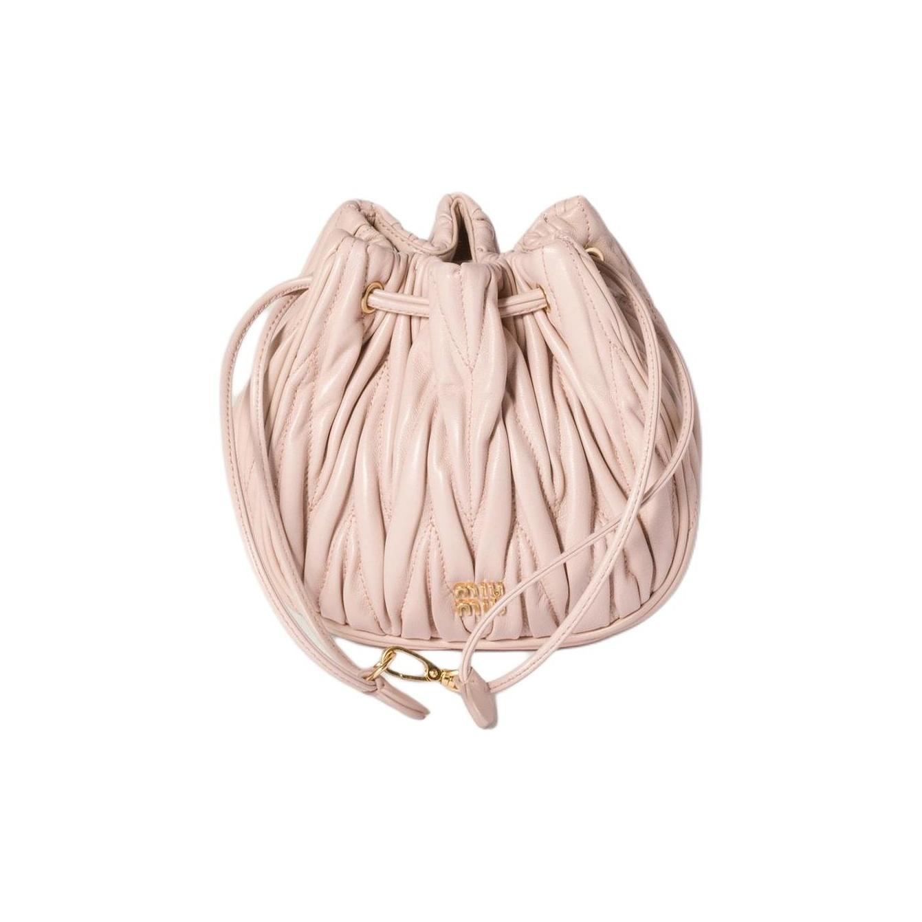 MIU MIU Matelassé Logo Lambskin Clutch Women Clutch Pink 5ND022_AFPP_F0236 Basic Set (Bag+Dust Bag)
MIU MIU Matelassé Logo Lambskin Clutch Women Clutch Pink 5ND022_AFPP_F0236 Basic Set (Bag+Dust Bag)