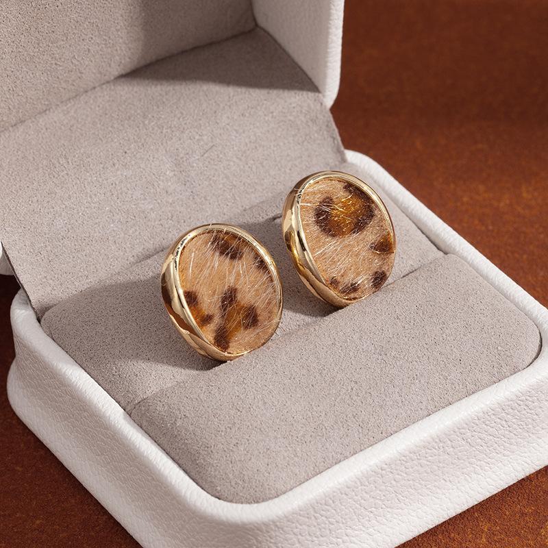 Retro Hong Kong Style Oval Leopard Print Velvet Stud Earrings Light Luxury High-End Earrings Style Personality Exaggerated Earrings
Retro Hong Kong Style Oval Leopard Print Velvet Stud Earrings Light Luxury High-End Earrings Style Personality Exaggerated Earrings