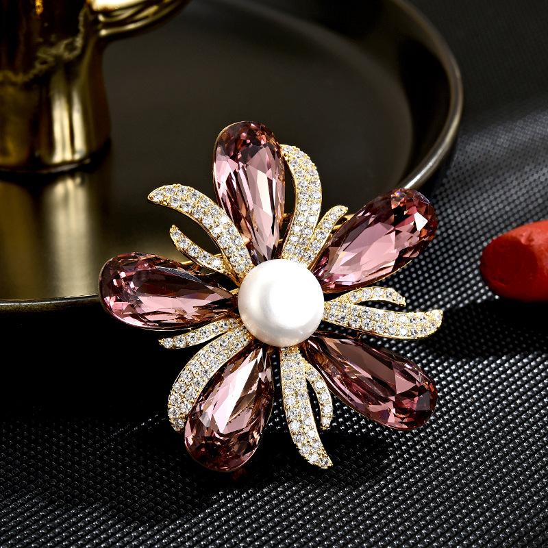 Women s Light Luxury Design Elegant Imitation Pearl Flower Brooch Fashionable And Versatile Niche Design Sense Brooch
Women s Light Luxury Design Elegant Imitation Pearl Flower Brooch Fashionable And Versatile Niche Design Sense Brooch