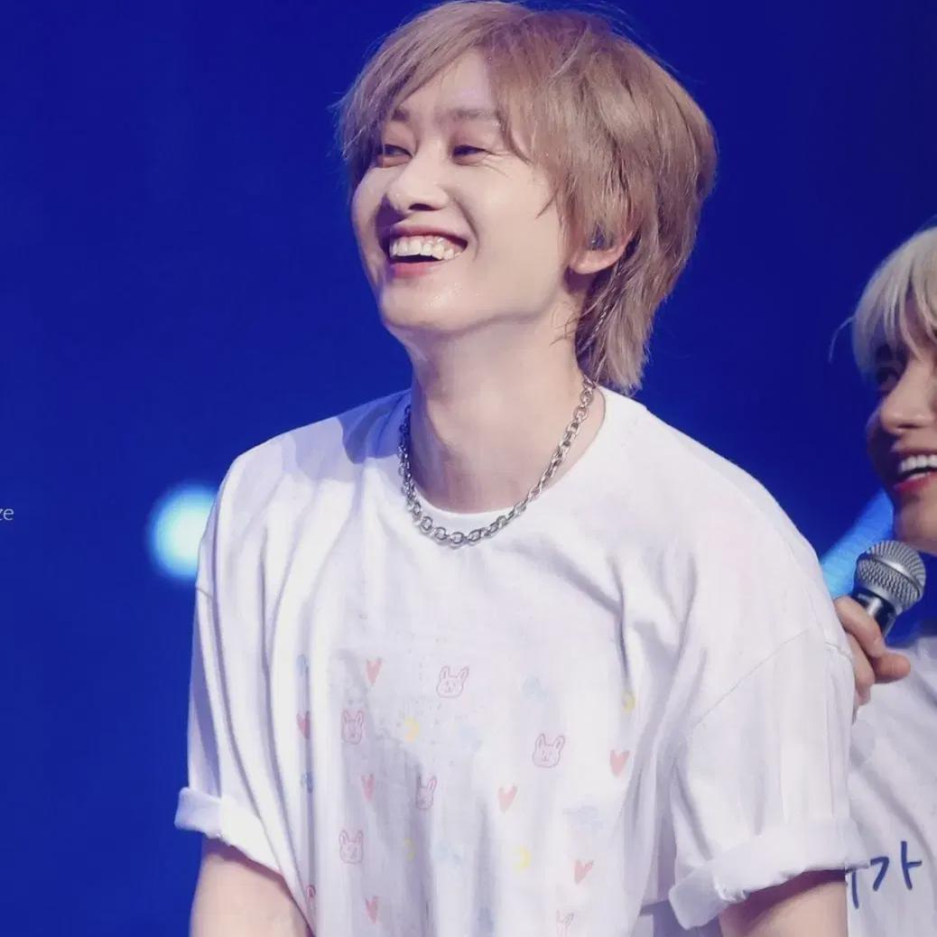 Футболка Super Junior Eunhyuk Super Show 9 Md нераспечатанная 
Футболка Super Junior Eunhyuk Super Show 9 Md нераспечатанная