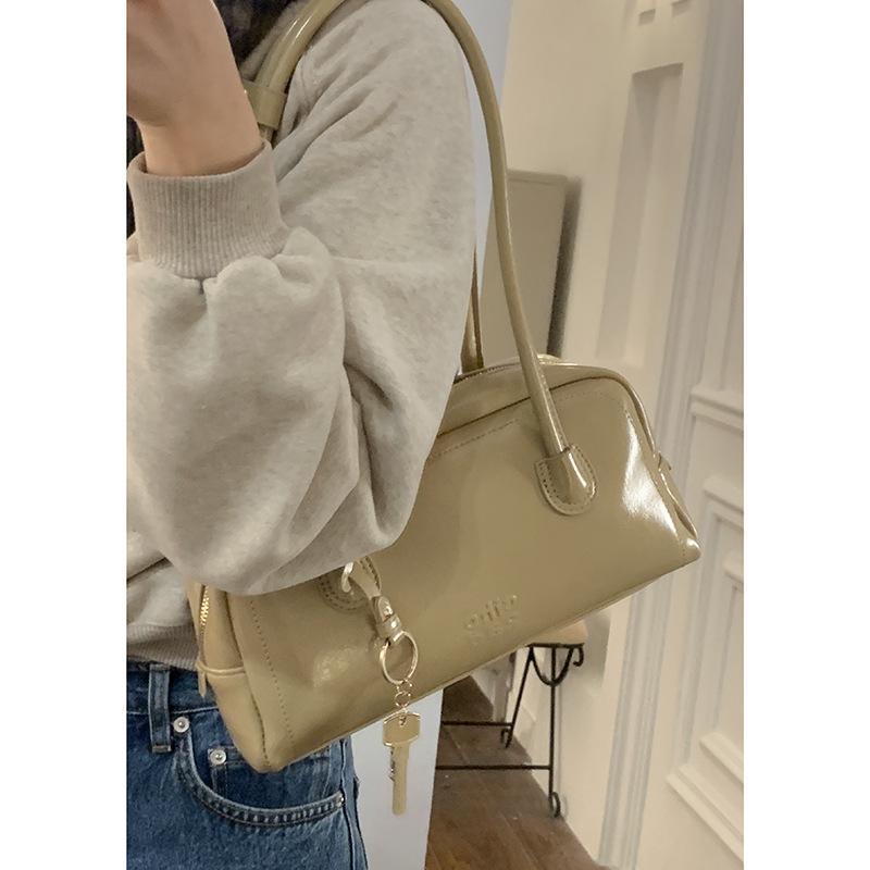 Niche texture portable commuter bowling bag bag women s 2025 new fashion retro underarm bag versatile shoulder bag хаки
Niche texture portable commuter bowling bag bag women s 2025 new fashion retro underarm bag versatile shoulder bag хаки