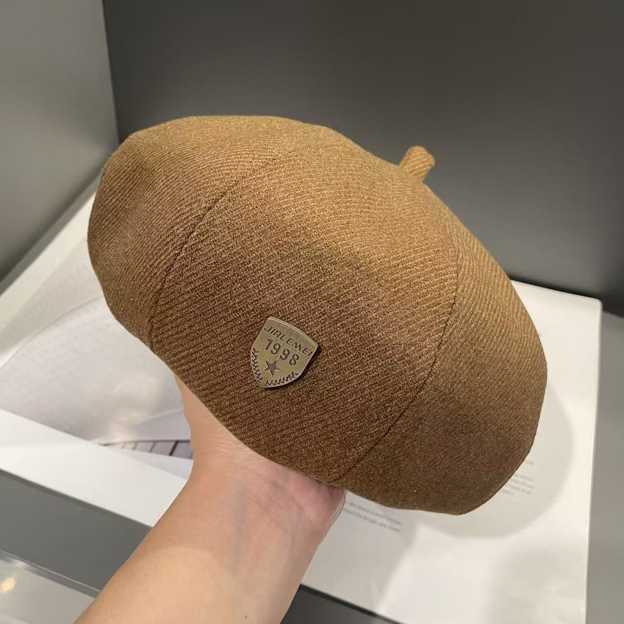 Осень и Зима Ретро Литературная Металлическая Этикетка Лицо Маленькая Восьмиугольная Шляпа Бутон Художника Шляпа Газетчика Женская Шляпа M(56-58cm)
Осень и Зима Ретро Литературная Металлическая Этикетка Лицо Маленькая Восьмиугольная Шляпа Бутон Художника Шляпа Газетчика Женская Шляпа M(56-58cm)