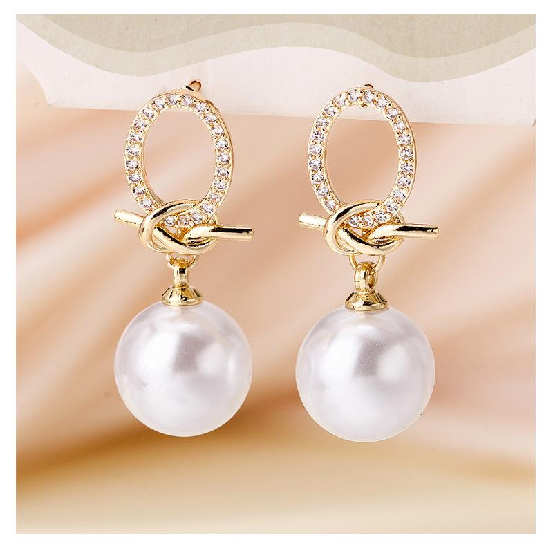 New French Korean version rope knot pearl pendant earrings elegant light luxury versatile temperament stud earrings жовтий
New French Korean version rope knot pearl pendant earrings elegant light luxury versatile temperament stud earrings жовтий