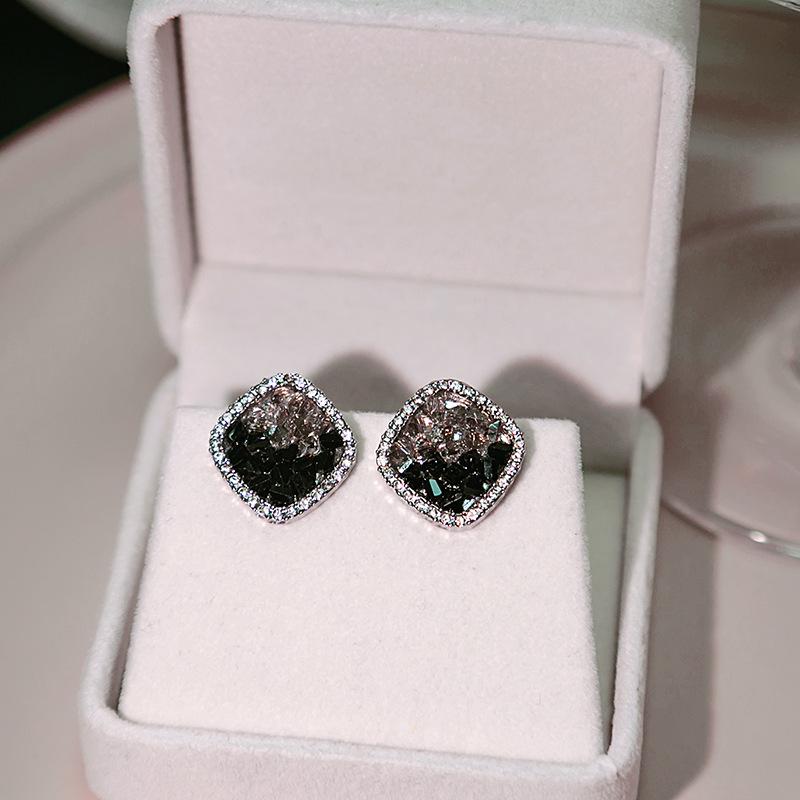 Silver Needle Two-Tone Rhinestone Geometric Stud Earrings, Vintage-Style Irregular Design Jewelry
Silver Needle Two-Tone Rhinestone Geometric Stud Earrings, Vintage-Style Irregular Design Jewelry