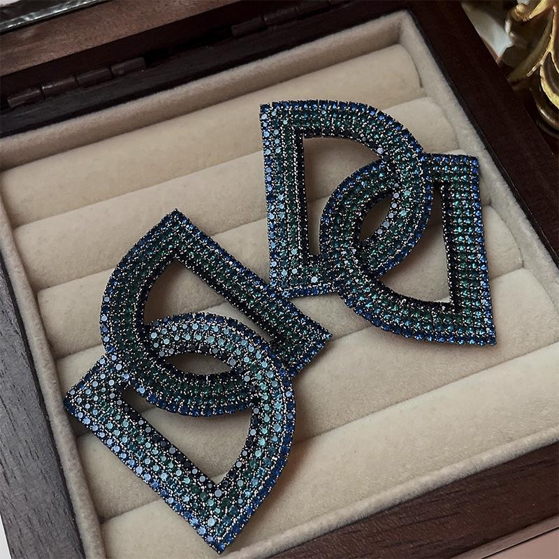 Exaggerated Rhinestone Letter D Stud Earrings - Retro, Light Luxury, Fashionable Jewelry for Women
Exaggerated Rhinestone Letter D Stud Earrings - Retro, Light Luxury, Fashionable Jewelry for Women