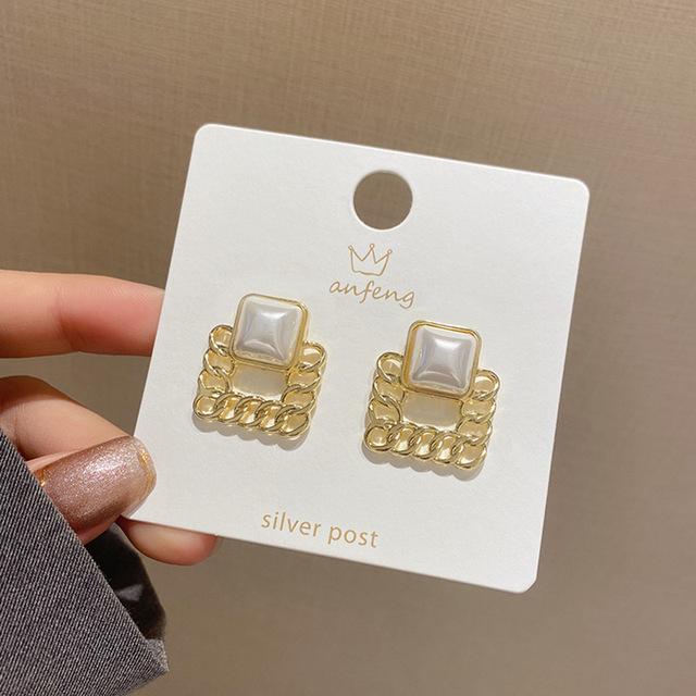 Серьги-гвоздики с металлической плетеной цепочкой в стиле французского ретро-геометрического жемчуга, женские модные, темпераментные, крутые, круглые, квадратные, ювелирные изделия, подарок
Серьги-гвоздики с металлической плетеной цепочкой в стиле французского ретро-геометрического жемчуга, женские модные, темпераментные, крутые, круглые, квадратные, ювелирные изделия, подарок