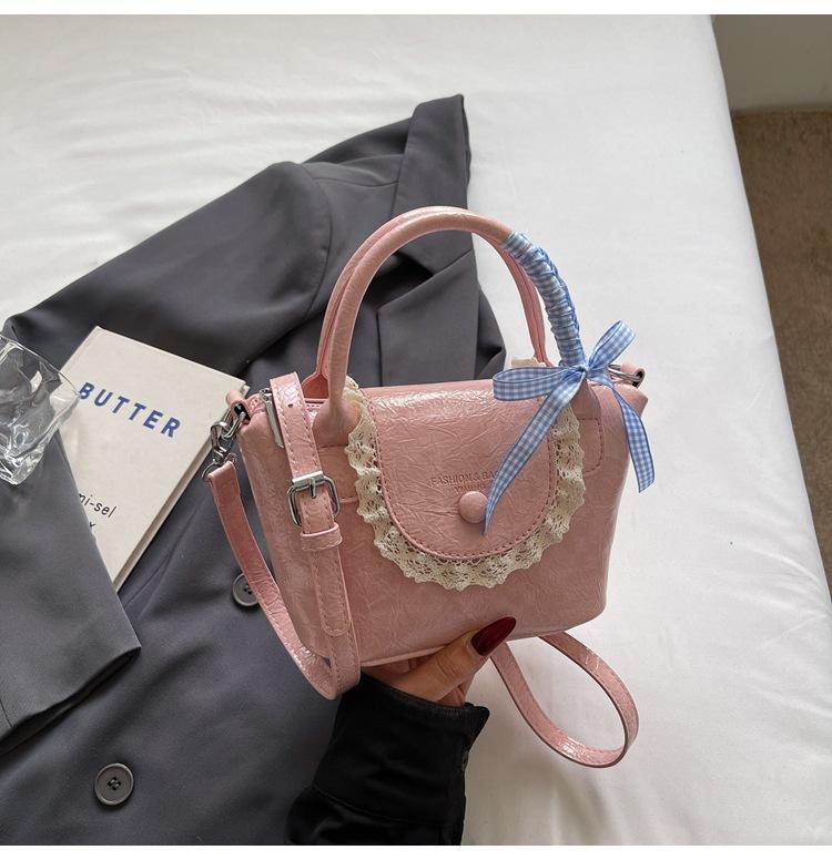 New niche design fashionable and foreign personality hand-scratched women s shoulder bag elegant texture messenger bag handbag розовый
New niche design fashionable and foreign personality hand-scratched women s shoulder bag elegant texture messenger bag handbag розовый