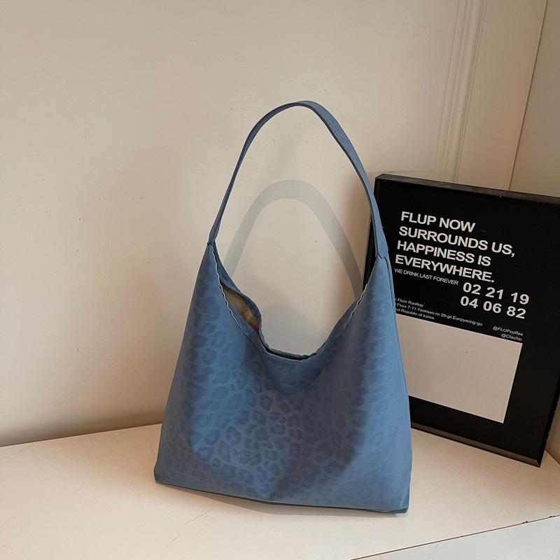 Ретро простая модная текстурная сумка большой вместимости осень-зима новая сумка-тоут 2025 трендовая женская сумка через плечо синий
Ретро простая модная текстурная сумка большой вместимости осень-зима новая сумка-тоут 2025 трендовая женская сумка через плечо синий