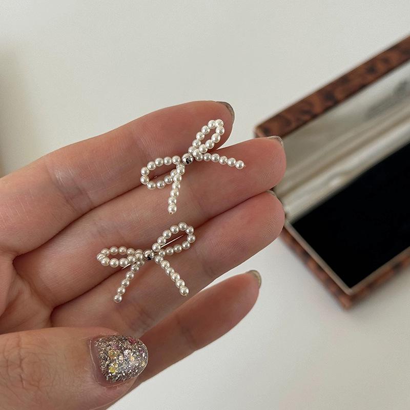 Серьги-пусеты с жемчужным бантом - Корейский стиль, Ретро, Универсальные, Элегантные украшения для женщин
Серьги-пусеты с жемчужным бантом - Корейский стиль, Ретро, Универсальные, Элегантные украшения для женщин