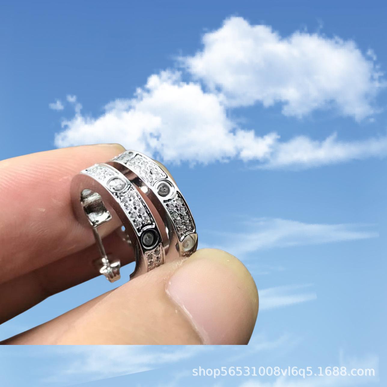 Позолочені сережки C-подібної форми з діамантовими вставками та гвинтовим дизайном
Позолочені сережки C-подібної форми з діамантовими вставками та гвинтовим дизайном