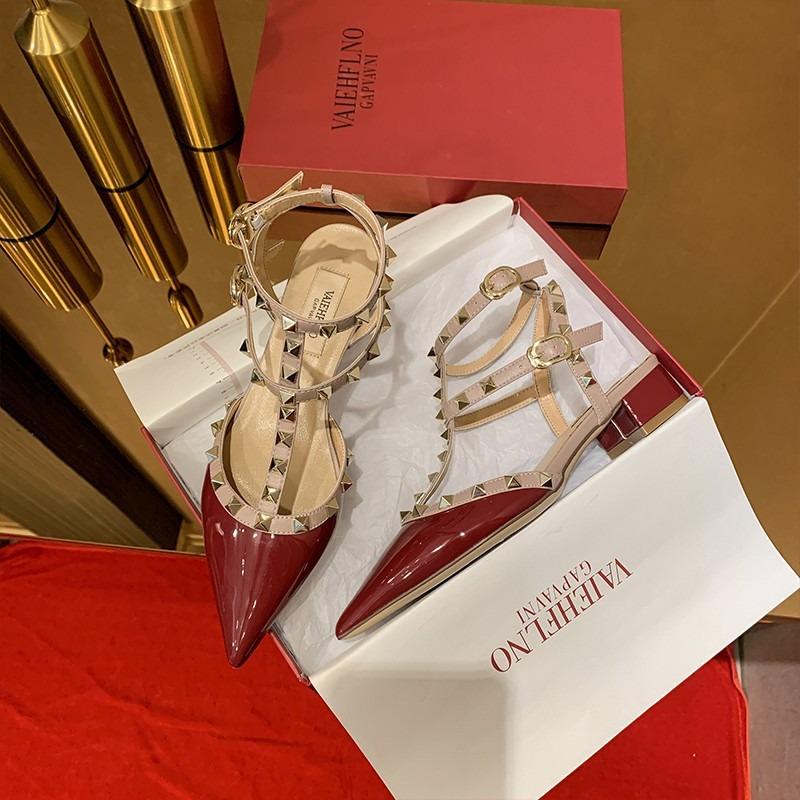 Sandals women s summer new flat-bottomed pointed rivets one-word buckle high heels women s thick heel single shoes 34
Sandals women s summer new flat-bottomed pointed rivets one-word buckle high heels women s thick heel single shoes 34