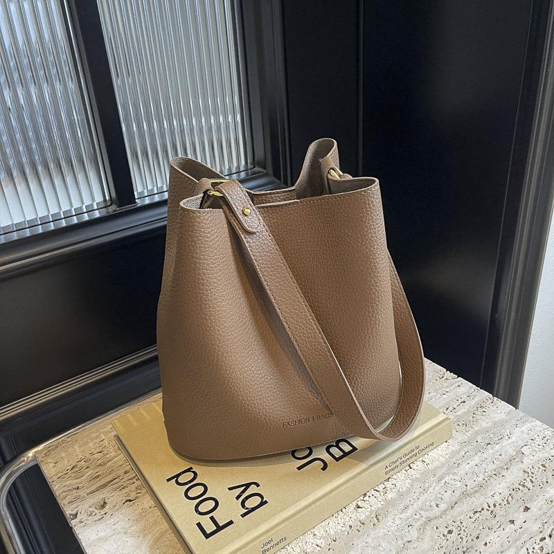 New retro mother and child tote bag women s super fire messenger bucket bag, high-end versatile large-capacity commuting shoulder bag 24*16*23
New retro mother and child tote bag women s super fire messenger bucket bag, high-end versatile large-capacity commuting shoulder bag 24*16*23