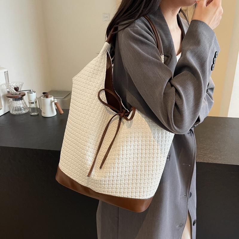 Hand carrying large capacity tote bag women s 2025 summer new solid color fashion casual underarm bag popular versatile women s bag 41*15*27
Hand carrying large capacity tote bag women s 2025 summer new solid color fashion casual underarm bag popular versatile women s bag 41*15*27