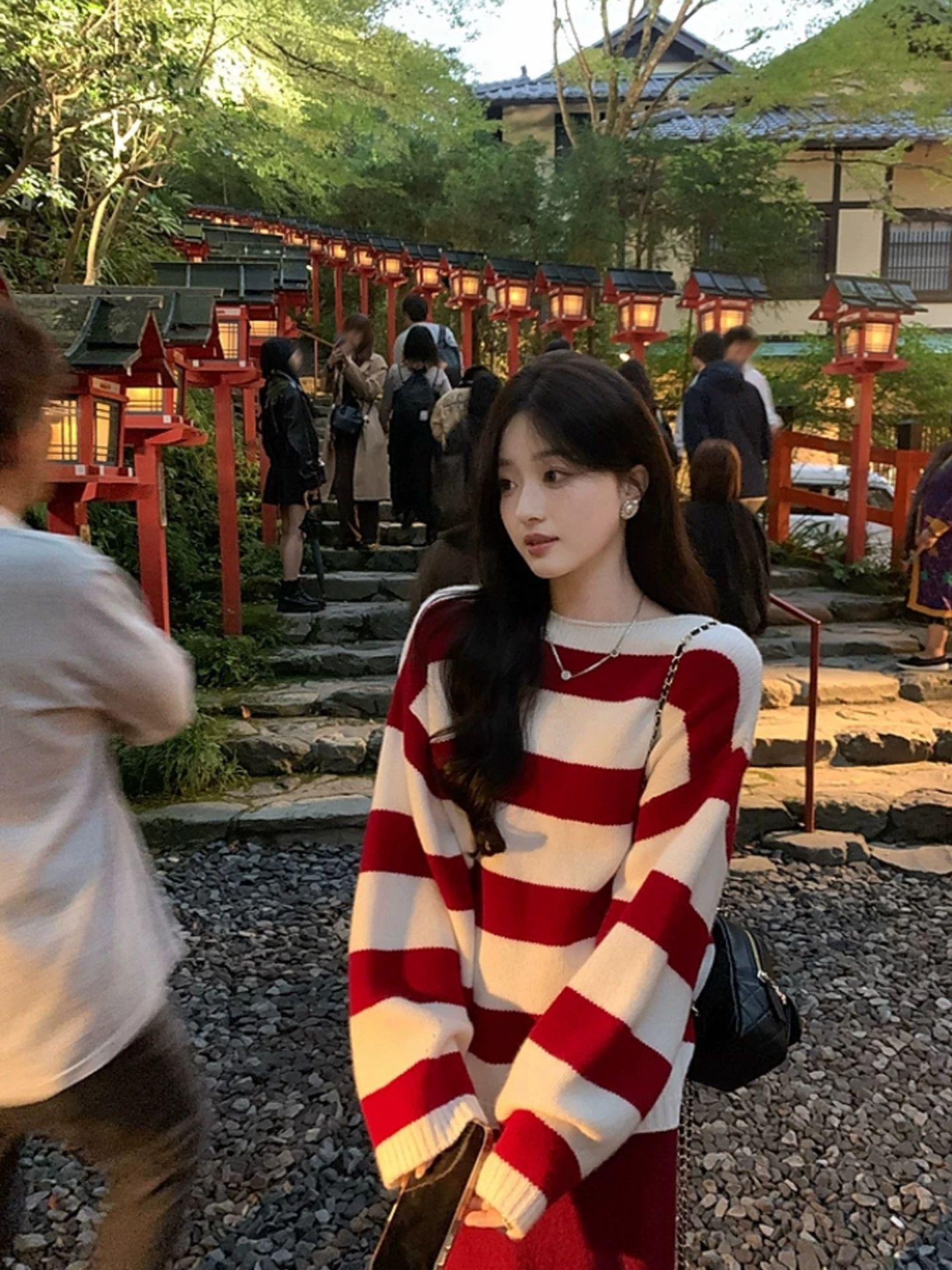 One-Shoulder Wide Stripe Wool Sweater - Women s Autumn/Winter Knit Top Small червоний
One-Shoulder Wide Stripe Wool Sweater - Women s Autumn/Winter Knit Top Small червоний