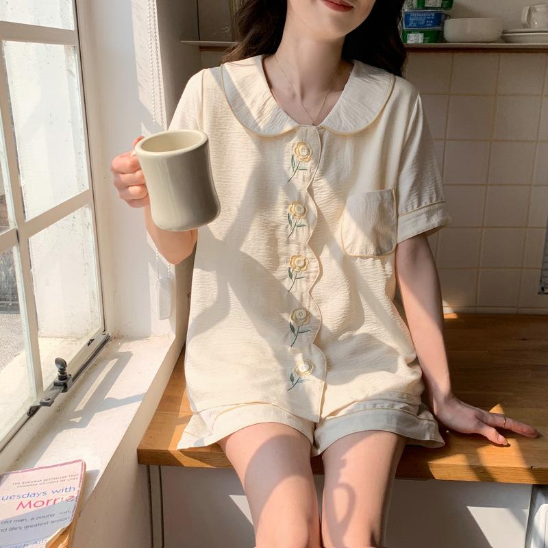 Summer new embroidered flower short-sleeved cardigan sweet and cute wind cloud cotton comfortable soft loungewear set XL
Summer new embroidered flower short-sleeved cardigan sweet and cute wind cloud cotton comfortable soft loungewear set XL