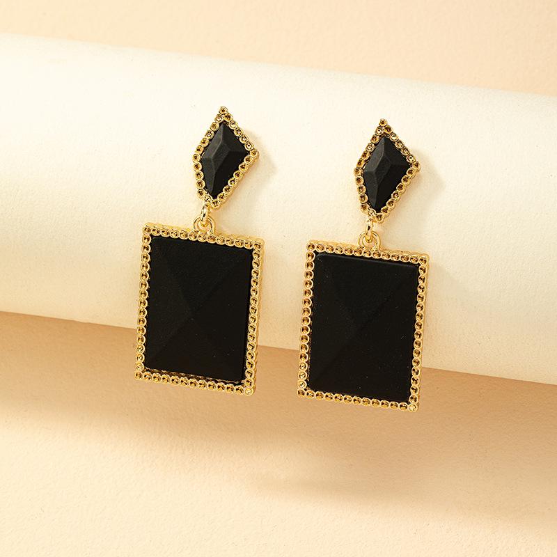 Retro European-American Fashion Earrings: Chic Temperament, Cold Style, Perfect for Commute Matching
Retro European-American Fashion Earrings: Chic Temperament, Cold Style, Perfect for Commute Matching