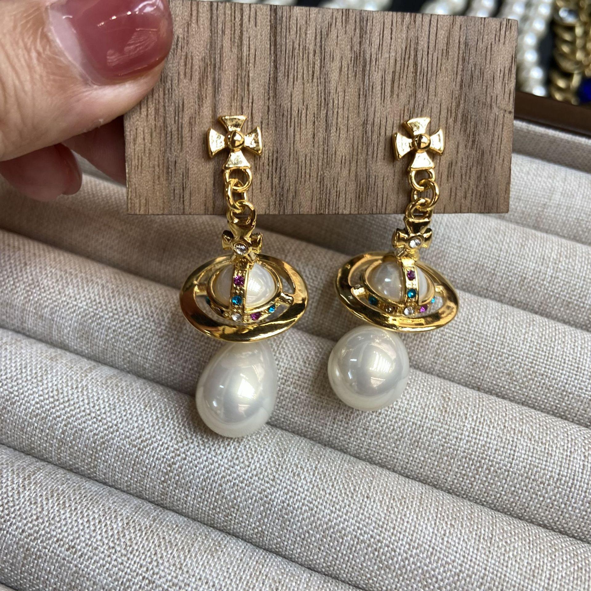 Серьги в виде НЛО с каплями воды и жемчугом королевы-матери, ретро-серьги с трехмерным Сатурном из циркония для женщин
Серьги в виде НЛО с каплями воды и жемчугом королевы-матери, ретро-серьги с трехмерным Сатурном из циркония для женщин