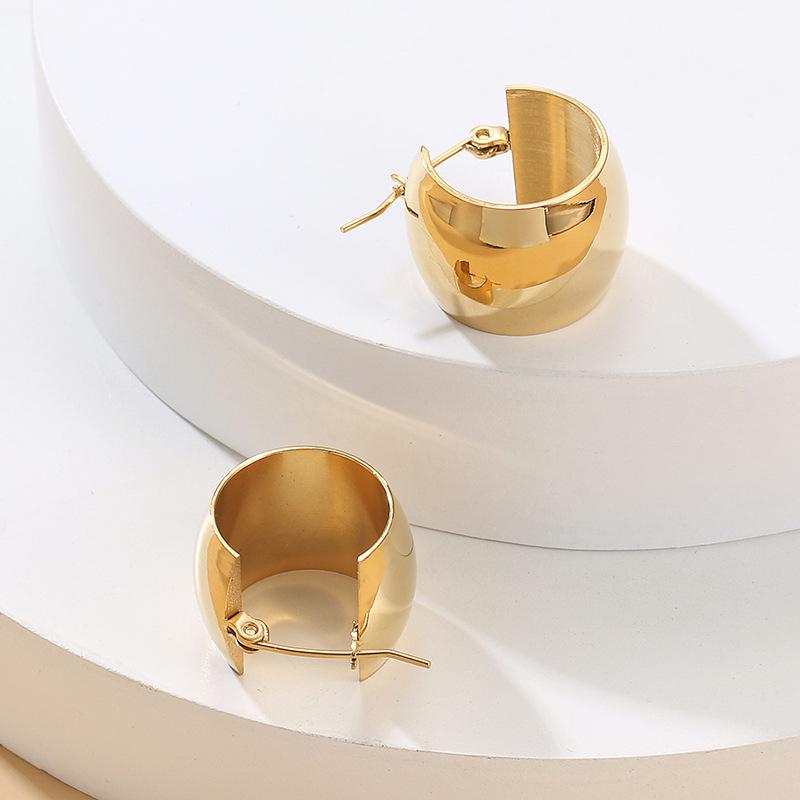 Chic European & American C-Shaped Earrings: Minimalist, Trendy French Style, Gold Finish, Wide Face Stainless Steel for Women. 18K золотой
Chic European & American C-Shaped Earrings: Minimalist, Trendy French Style, Gold Finish, Wide Face Stainless Steel for Women. 18K золотой