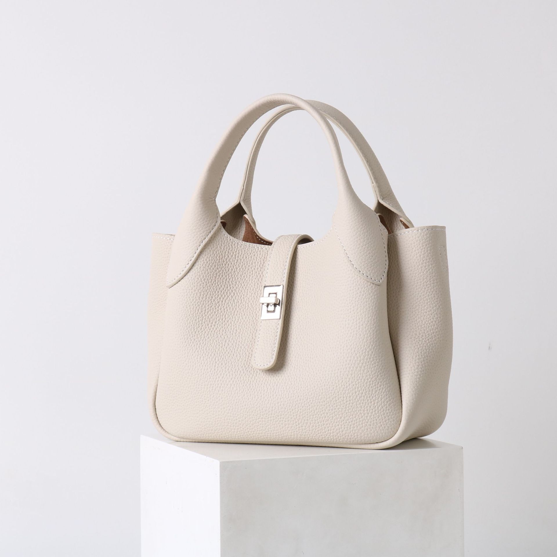 2025 New Top Layer Cowhide High-end Feel Hand-held Water Bucket Vegetable Basket Single Shoulder Crossbody Bag Western-style Simplicity 22cm бежевий
2025 New Top Layer Cowhide High-end Feel Hand-held Water Bucket Vegetable Basket Single Shoulder Crossbody Bag Western-style Simplicity 22cm бежевий