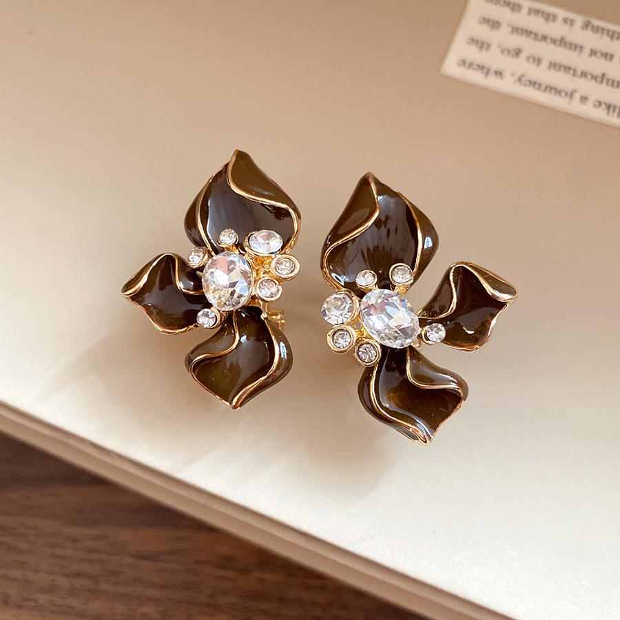 Silver needle with diamonds dripping oil flower earrings stud earrings medieval vintage retro earrings light luxury high-end earrings women
Silver needle with diamonds dripping oil flower earrings stud earrings medieval vintage retro earrings light luxury high-end earrings women