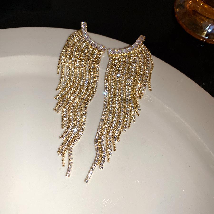 Silver needle inlaid diamond fashion fringed earrings European and American cold wind temperament earrings light luxury high-end earrings
Silver needle inlaid diamond fashion fringed earrings European and American cold wind temperament earrings light luxury high-end earrings