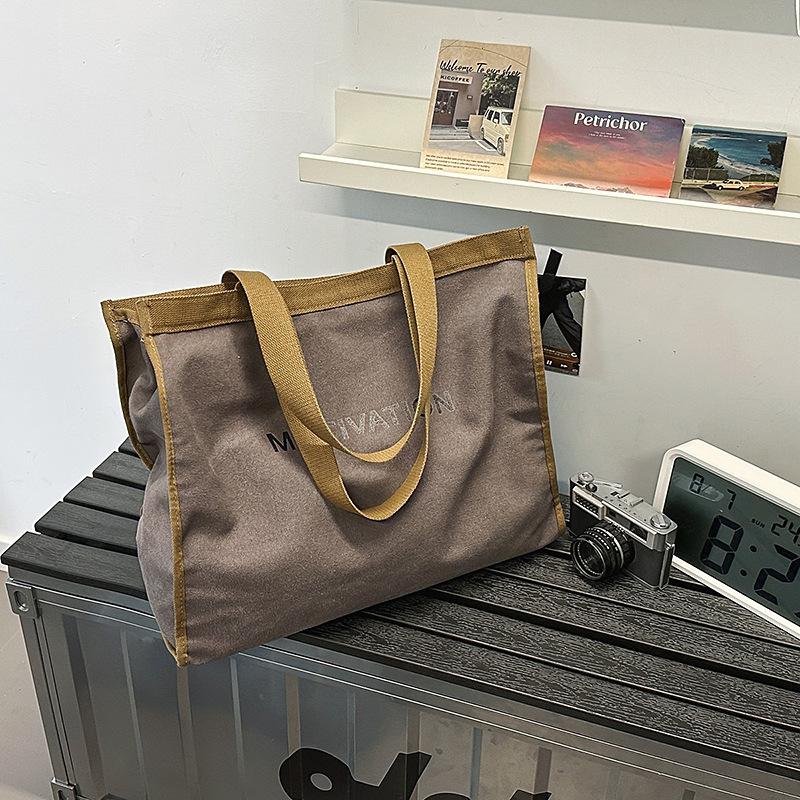 Повседневная простая текстура, модная сумка большой вместимости, лето 2025, новая, в зарубежном стиле, женская плечевая сумка-тоут коричневый
Повседневная простая текстура, модная сумка большой вместимости, лето 2025, новая, в зарубежном стиле, женская плечевая сумка-тоут коричневый