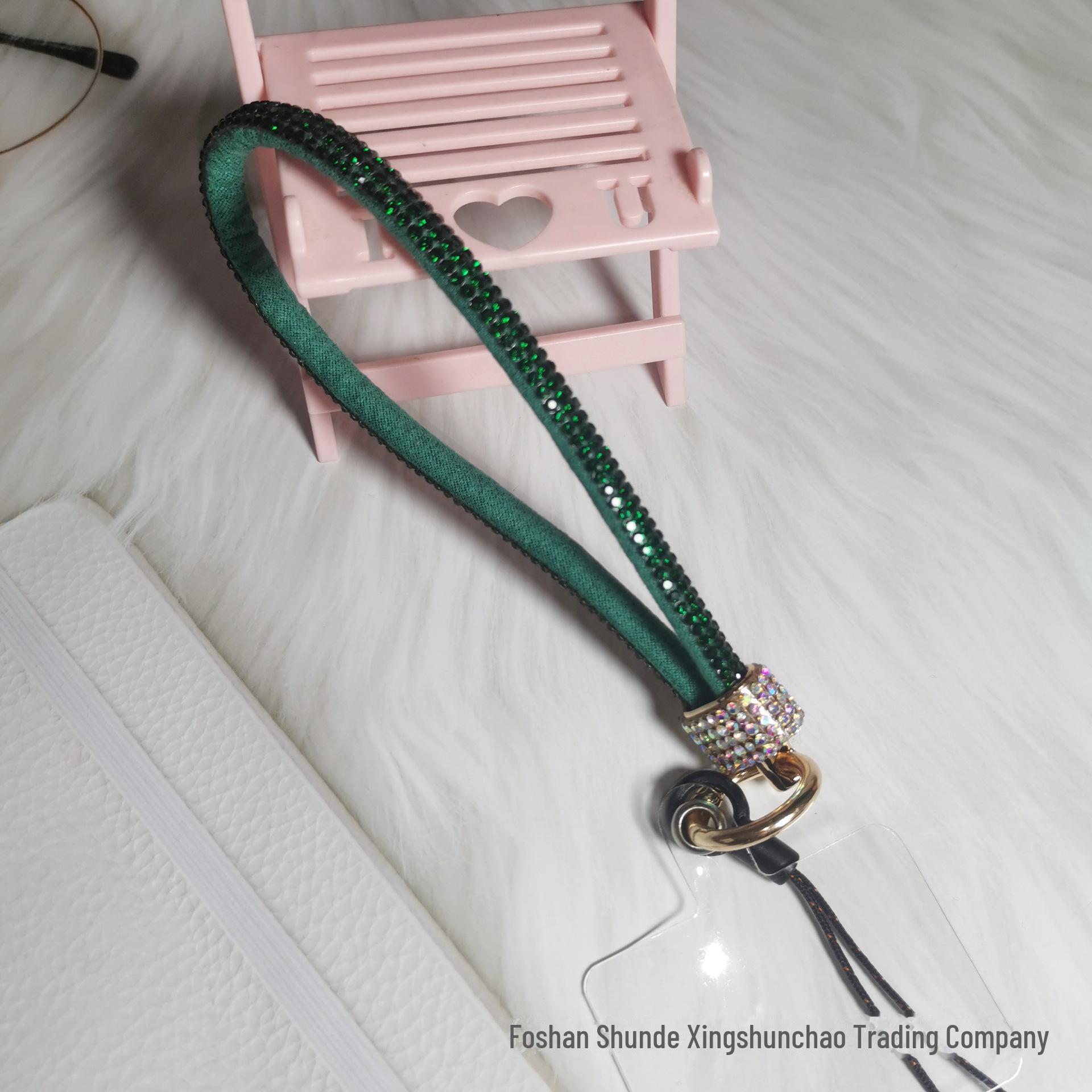 Роскошный ремешок для мобильного телефона со стразами - высококачественный браслет с защитой от потери и металлическим усилением rhinestones темно-зеленого
Роскошный ремешок для мобильного телефона со стразами - высококачественный браслет с защитой от потери и металлическим усилением rhinestones темно-зеленого