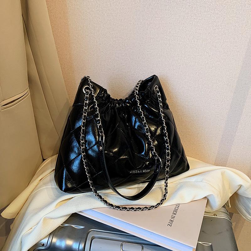 Bag Autumn Women 2025 New Large Capacity Commuter Bag Fashion One Shoulder Diamond Chain Bag Simple Bucket Bag чорний
Bag Autumn Women 2025 New Large Capacity Commuter Bag Fashion One Shoulder Diamond Chain Bag Simple Bucket Bag чорний