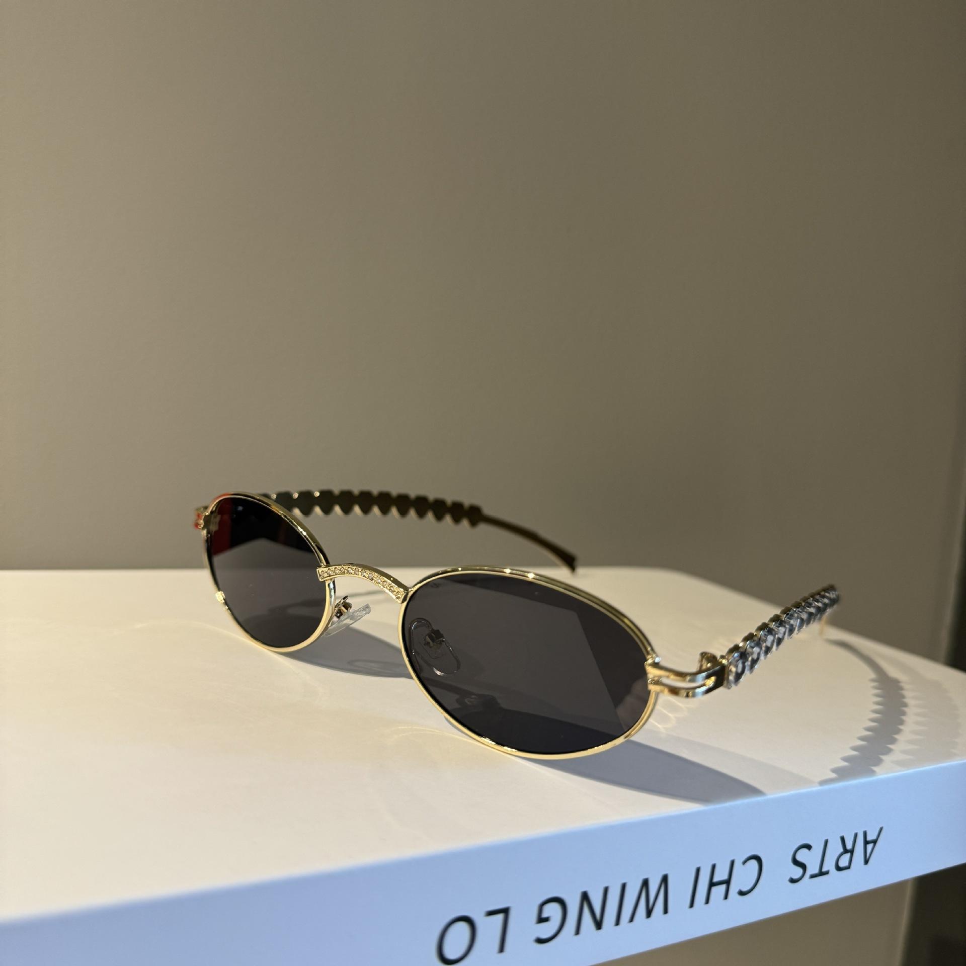 Jennifer has the same small frame oval sunglasses, female love rhinestone plain face, magical thin flat glasses, eye frame, square and round face.
Jennifer has the same small frame oval sunglasses, female love rhinestone plain face, magical thin flat glasses, eye frame, square and round face.