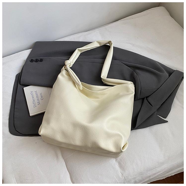 Autumn and winter retro large-capacity bag women s 2025 new popular popular foreign versatile shoulder bag fashion messenger bag белый
Autumn and winter retro large-capacity bag women s 2025 new popular popular foreign versatile shoulder bag fashion messenger bag белый