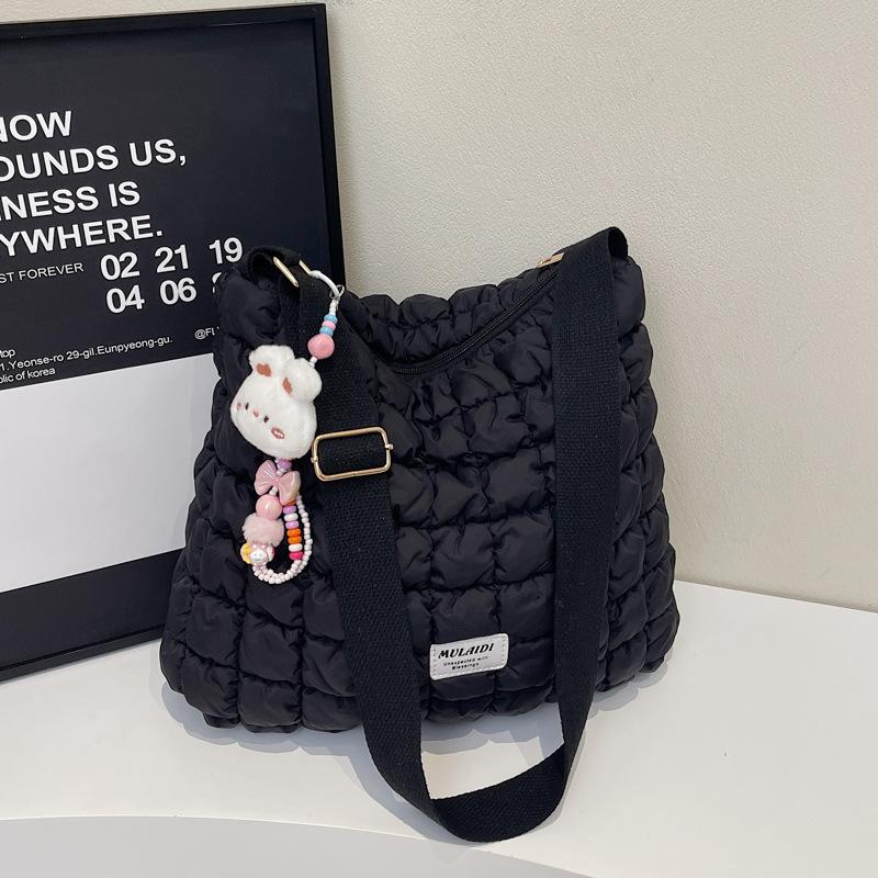 Korean version of lightweight and large-capacity cloud pleated bag women s 2025 autumn new diamond checkered cotton bag crossbody small square bag without pendant
Korean version of lightweight and large-capacity cloud pleated bag women s 2025 autumn new diamond checkered cotton bag crossbody small square bag without pendant