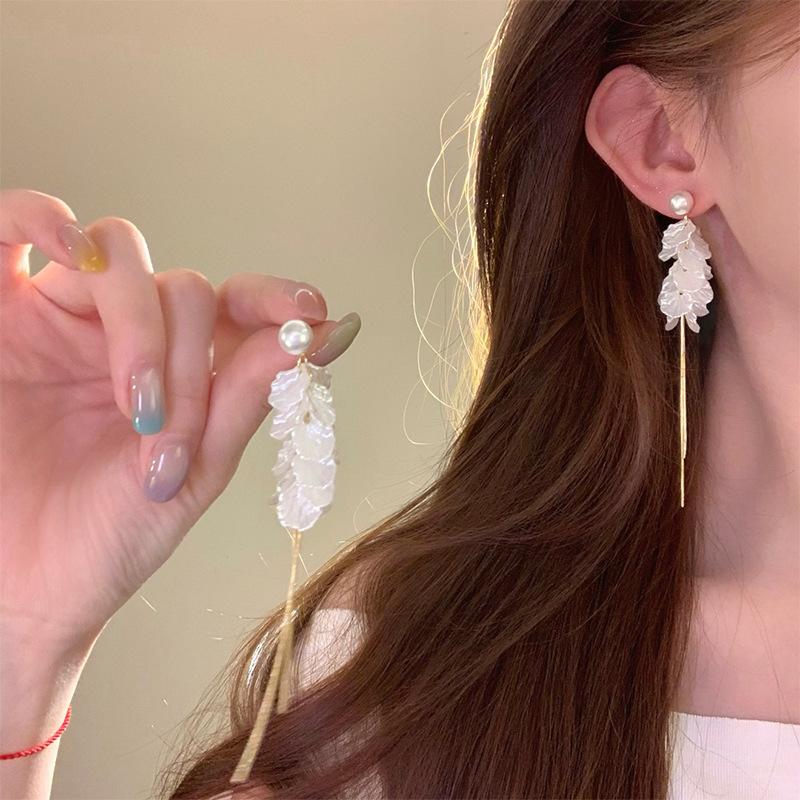 Pearl acrylic flower fringed earrings fashionable versatile niche stud earrings light luxury high-end temperament earrings
Pearl acrylic flower fringed earrings fashionable versatile niche stud earrings light luxury high-end temperament earrings