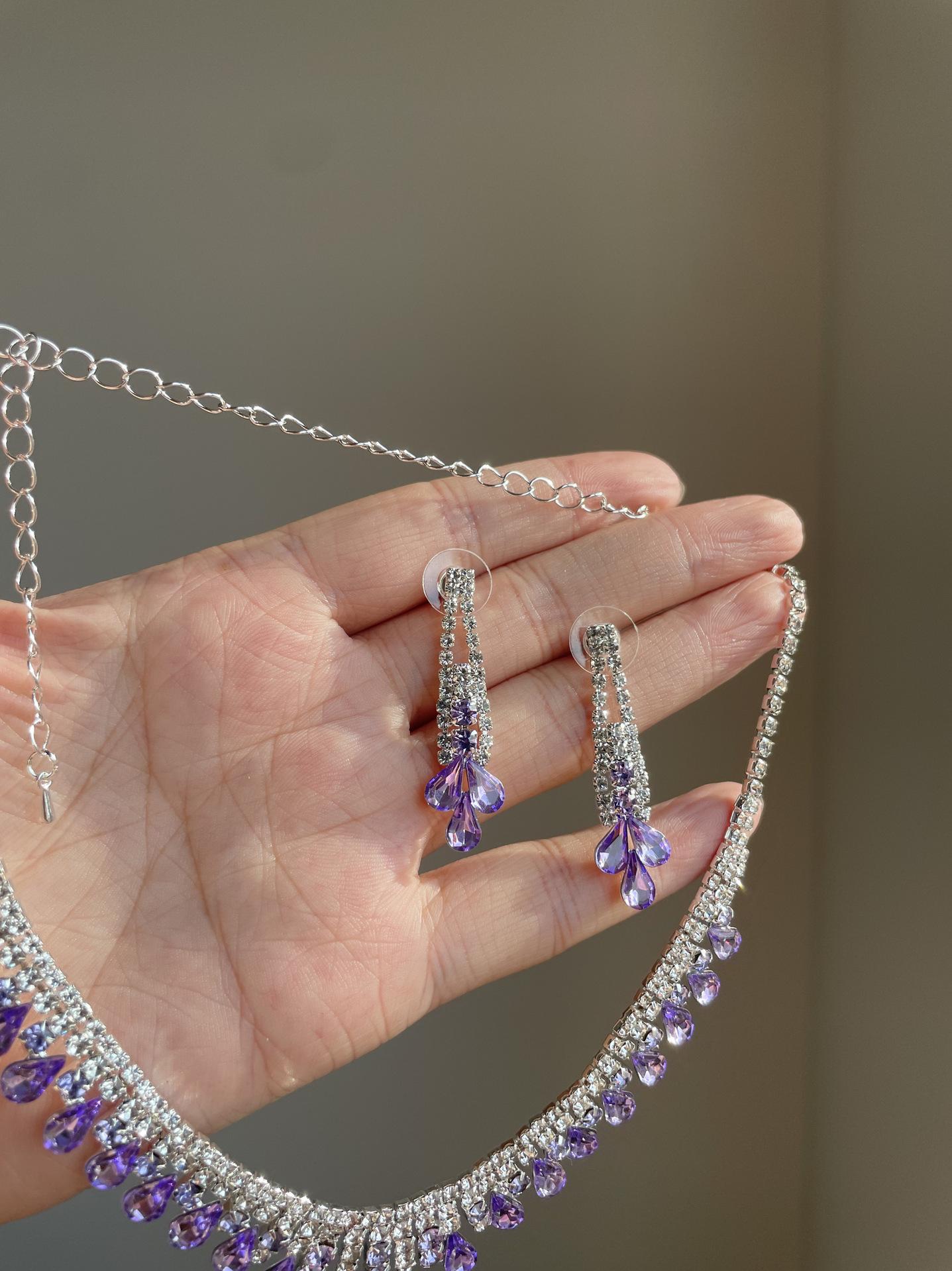 Diamond-encrusted water drop fringed stud earrings light luxury high-end sense elegant exquisite collarbone chain fashionable versatile jewelry set
Diamond-encrusted water drop fringed stud earrings light luxury high-end sense elegant exquisite collarbone chain fashionable versatile jewelry set