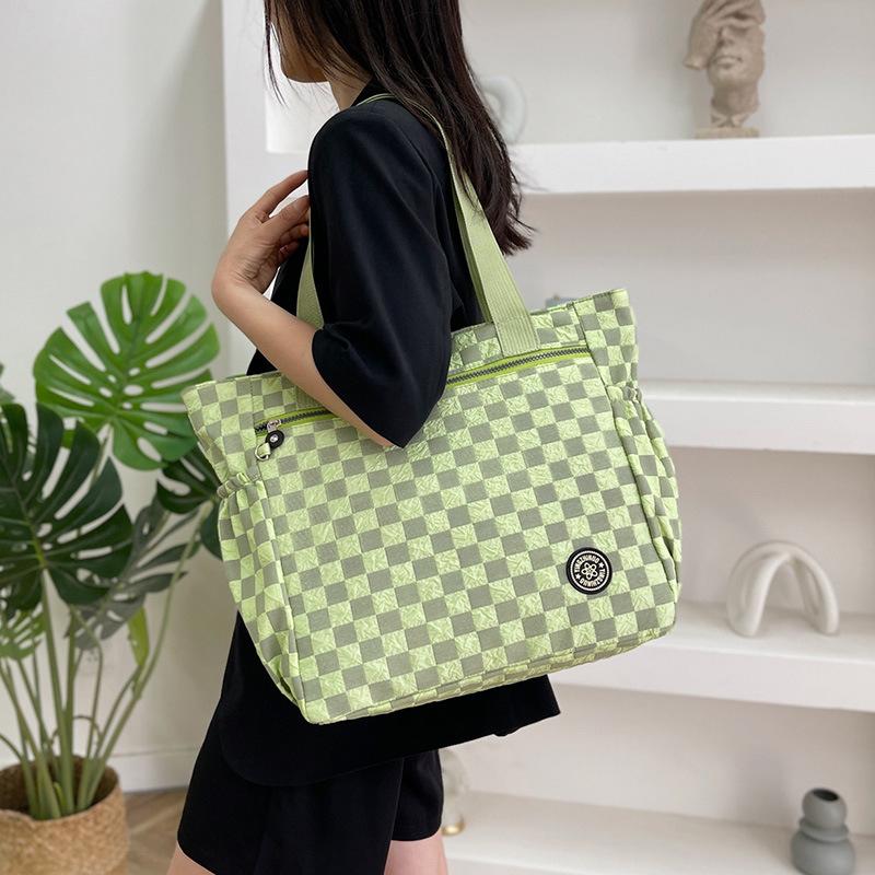 Large capacity nylon cloth women s bag new shoulder bag fashion trend plaid handbag светло-серый
Large capacity nylon cloth women s bag new shoulder bag fashion trend plaid handbag светло-серый