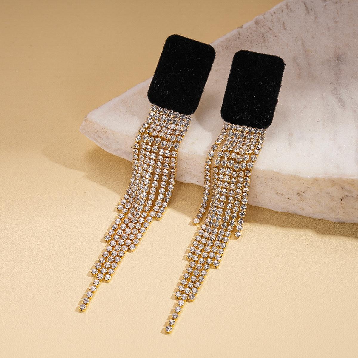 Autumn and Winter Flocking Diamond Square Tassel Silver Needle Earrings Earrings
Autumn and Winter Flocking Diamond Square Tassel Silver Needle Earrings Earrings
