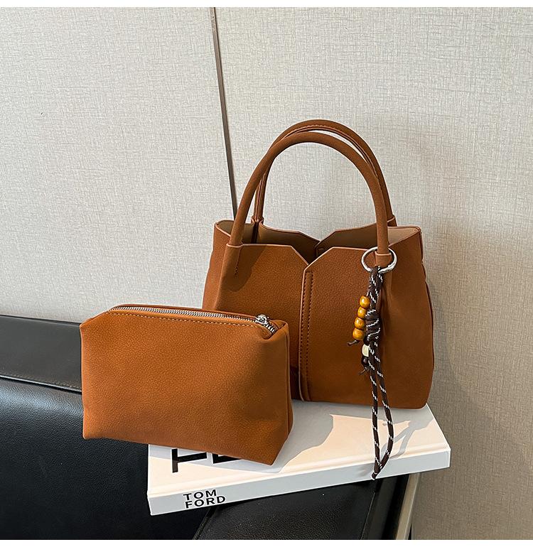 Korean version of hand-carried bucket bag women s 2025 autumn trendy fashion large capacity high-end shoulder bag commuter messenger bag коричневый
Korean version of hand-carried bucket bag women s 2025 autumn trendy fashion large capacity high-end shoulder bag commuter messenger bag коричневый