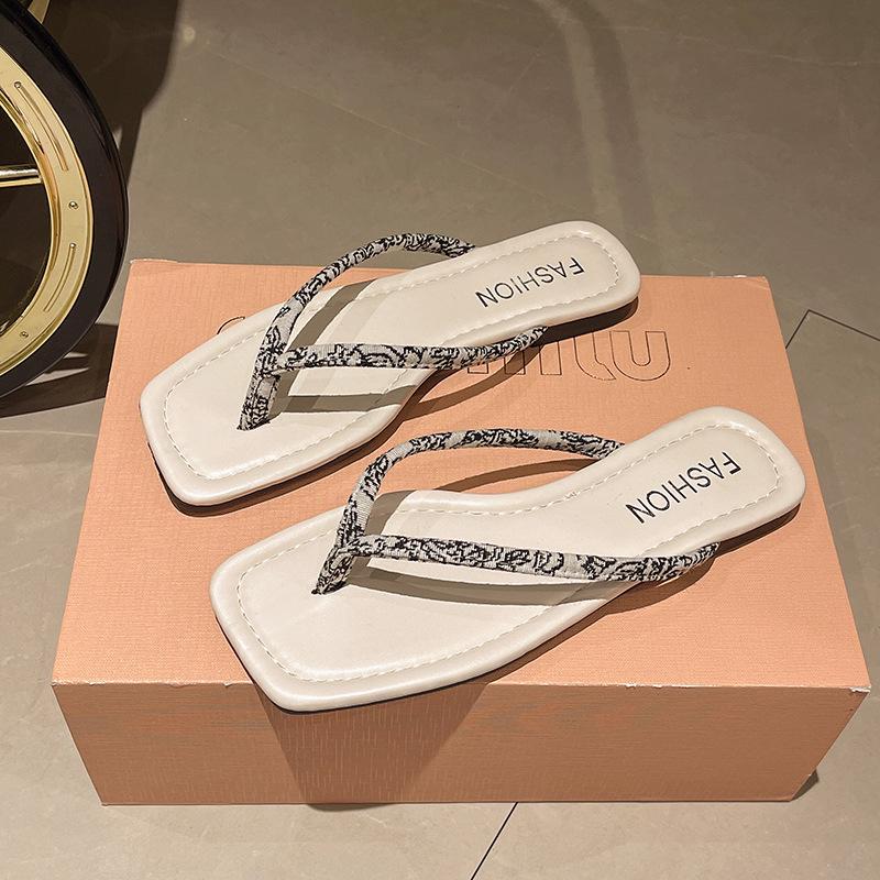 Beach flip-flops women s outer wear summer new flat-bottomed fashion toe sandals tide 35
Beach flip-flops women s outer wear summer new flat-bottomed fashion toe sandals tide 35