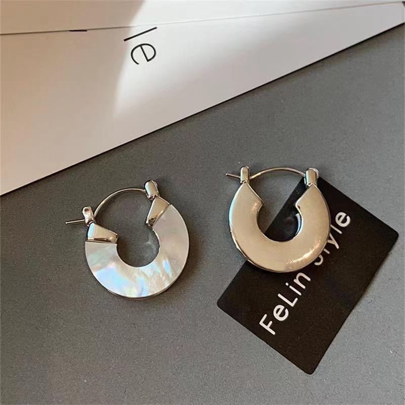 Exquisite Natural Pinctada Maxima Shell Iridescent Hoop Earrings for Women Cute Simple U Shape Metal Ear Buckles Jewelry Gift
Exquisite Natural Pinctada Maxima Shell Iridescent Hoop Earrings for Women Cute Simple U Shape Metal Ear Buckles Jewelry Gift