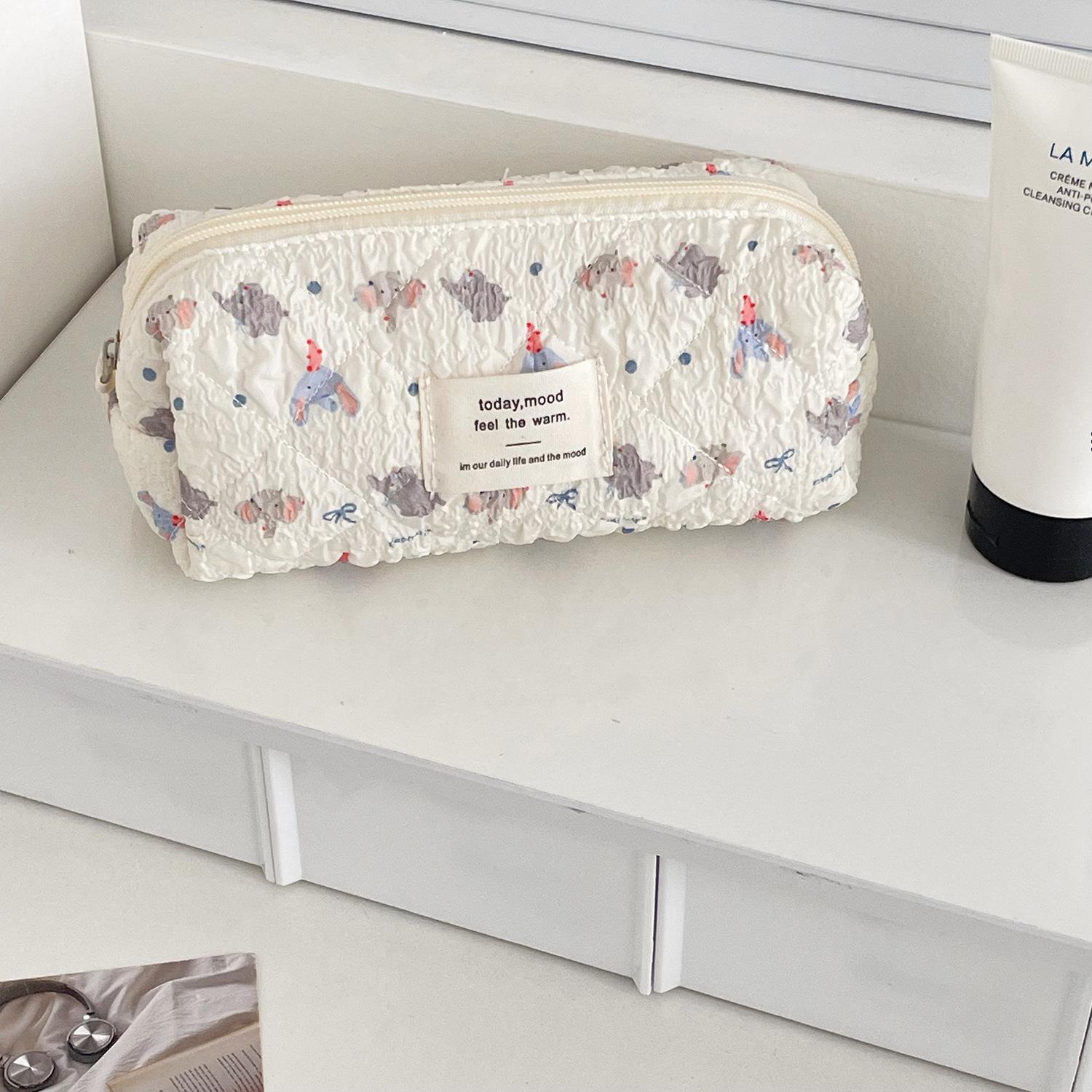 Cartoon Bear Women s Cosmetic Bags Travel Portable Female Makeup Case Clutch Purse Large Capacity Quilted Toiletries Storage Bag
Cartoon Bear Women s Cosmetic Bags Travel Portable Female Makeup Case Clutch Purse Large Capacity Quilted Toiletries Storage Bag