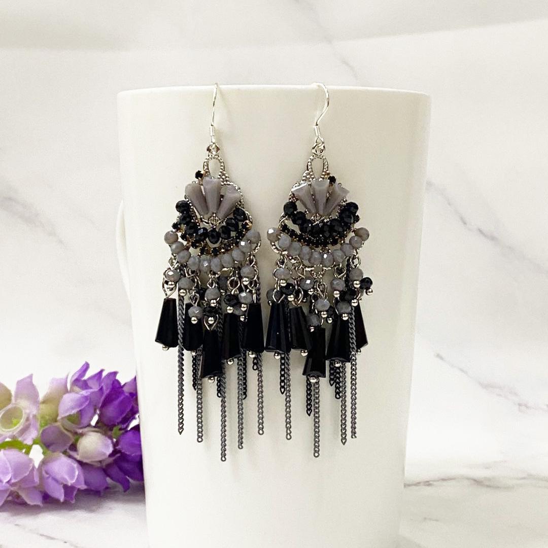 Сережки з бахромою в богемному стилі важкої промисловості Жіночі довгі сережки ручної роботи з бісеру в етнічному стилі чорний
Сережки з бахромою в богемному стилі важкої промисловості Жіночі довгі сережки ручної роботи з бісеру в етнічному стилі чорний