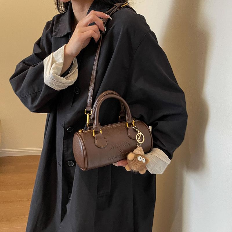 Popular bags, high-end new autumn and winter versatile messenger bags, women s portable cylindrical bags
Popular bags, high-end new autumn and winter versatile messenger bags, women s portable cylindrical bags