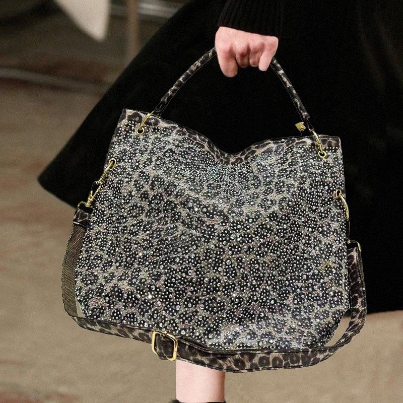 2025 Luxury Full Diamonds Leopard Print Tote Bag Women Fashion Rhinestone Large Capacity Shell Handbags Retro Shoulder Bag
2025 Luxury Full Diamonds Leopard Print Tote Bag Women Fashion Rhinestone Large Capacity Shell Handbags Retro Shoulder Bag