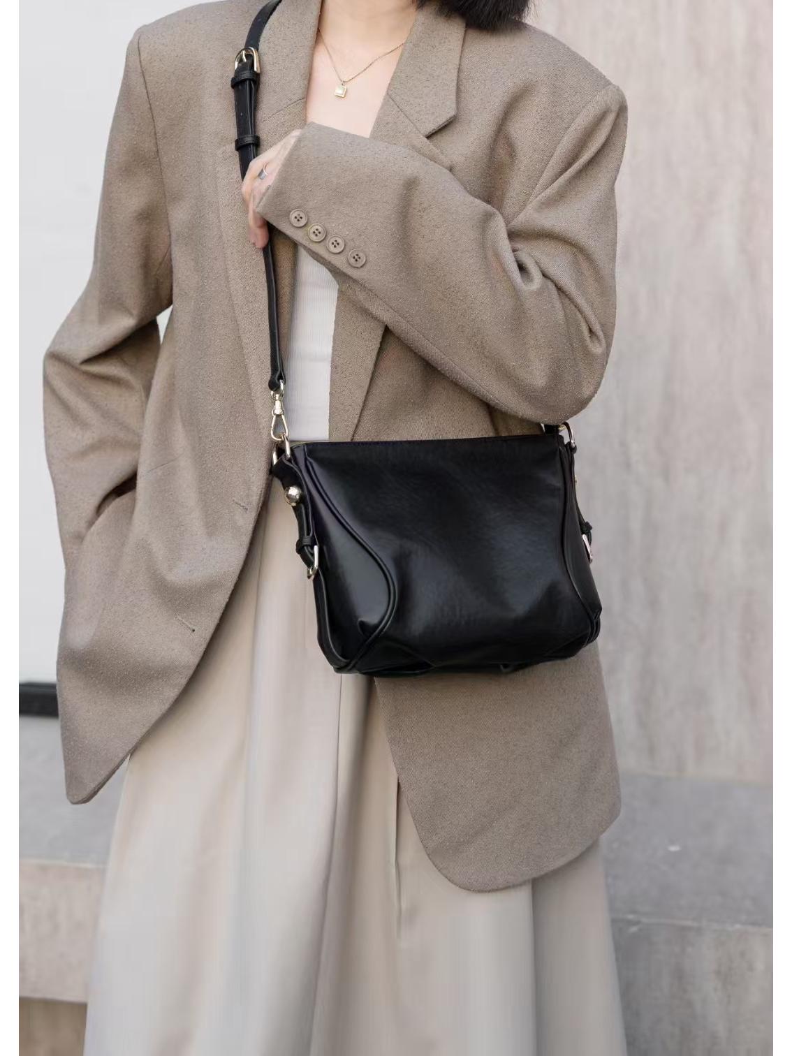 High-Quality Genuine Leather Women s Tote - Niche Design, Fashionable, Large-Capacity Shoulder Bag 27cm L x 14cm W x 19cm H чорний
High-Quality Genuine Leather Women s Tote - Niche Design, Fashionable, Large-Capacity Shoulder Bag 27cm L x 14cm W x 19cm H чорний