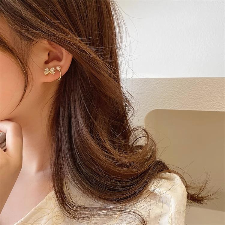 A new pair of women s sterling silver earrings with bow pearl stud earrings with niche design sense and high-end earrings.
A new pair of women s sterling silver earrings with bow pearl stud earrings with niche design sense and high-end earrings.