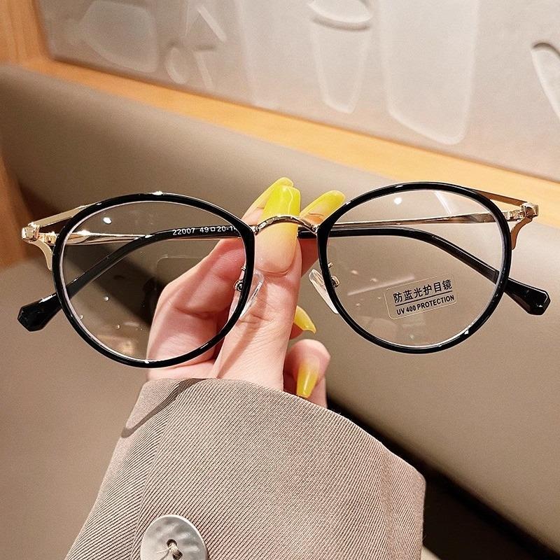 1pcs Korean vintage thin hollow round frame glasses, anti-blue light, fashion for daily wear.
1pcs Korean vintage thin hollow round frame glasses, anti-blue light, fashion for daily wear.
